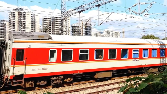 石家庄开往杭州的红皮火车 hxd3c牵引k1263次通过艮山门