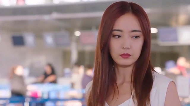 一粒红尘:乔楚整容后过不了安检,无奈只好拿出整容证明,尴尬了