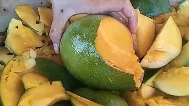 看到这样切芒果,我的心有点疼了,这简直就是暴殄天物啊!