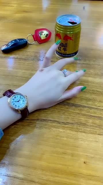 红牛是厂家赠送的,车子是上月提的,手是父母给的