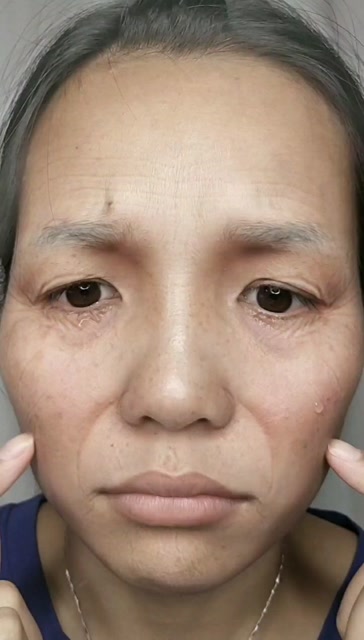 一个女人满脸皱纹图片图片