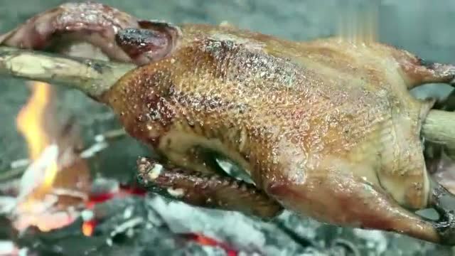 野外生存:小伙子用果树枝自制旋转烤架,有点北京烤鸭的感觉!