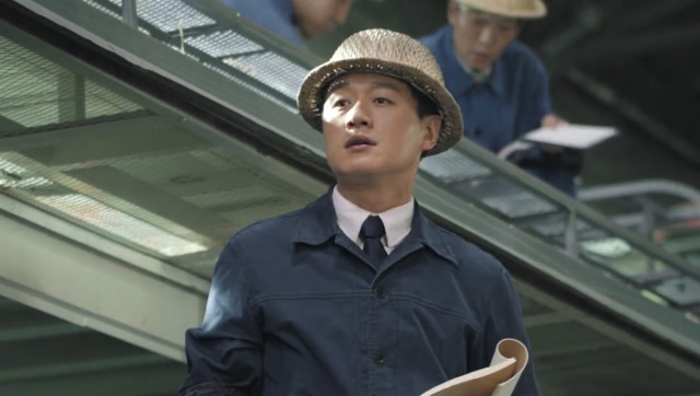 奔腾年代:常汉卿被抓入狱,灿烂跪求冯仕高帮忙答应改嫁