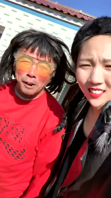 二龙湖浩哥中的二哥排场还是这么牛身边就没少过美女