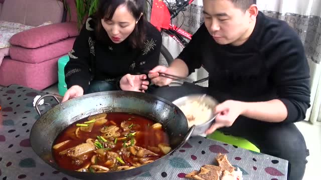 四川媳妇爱吃辣,超小厨买了4斤牛蹄做麻辣香锅,果然很合胃口!