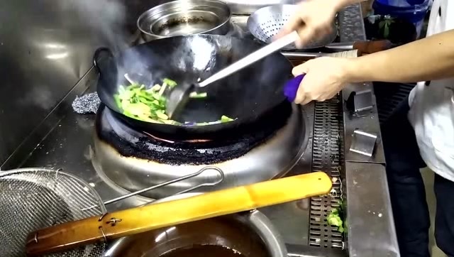 酒店新招的厨师,颠锅动作太帅了,动作潇洒色香味俱全