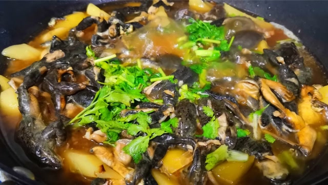 东北名菜铁锅炖蛤蟆,这一大锅你敢吃吗?味道比河鱼还鲜灵
