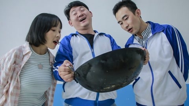 老师让学生带吃饭的家伙,学霸都不敢带,只有学渣带了一口锅