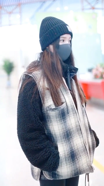 林允现身机场,看到她摘下帽子的一瞬间,网友沸腾了