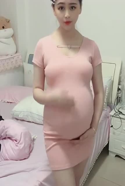 99年的小孕妇,肚子大如盆,眼前一幕,看着就让人心疼!