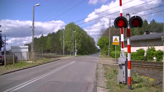 这铁路交叉口的提示声有点像打呼噜的声音!