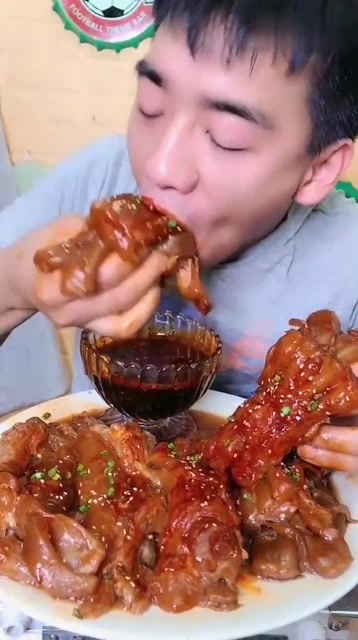 吃播大哥吃肉,大口吃真是太爽了,网友:这有人喝肉!