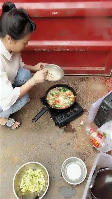 货车女司机连吃饭都只能在车上吃,看到这,不禁让人心酸