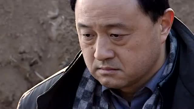 墓道众叛亲离的宋若虚万念俱灰,在李光轩的坟前落入警方之手