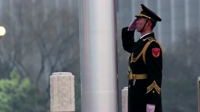 擎旗手张自轩敬礼等待国旗落下身姿挺拔帅气百看不厌