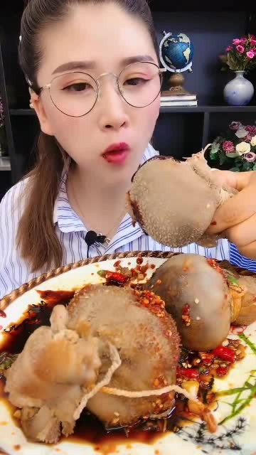 吃播小姐姐直播吃全网超火的羊肚包羊脑,看得我直流口水!
