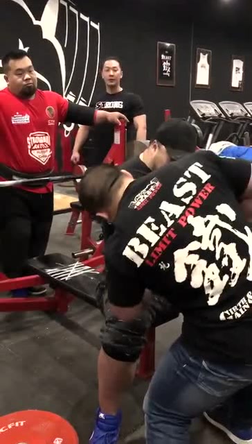 恭喜大力士岳洋时隔10年在37岁生日这天再次打破亚洲卧推记录