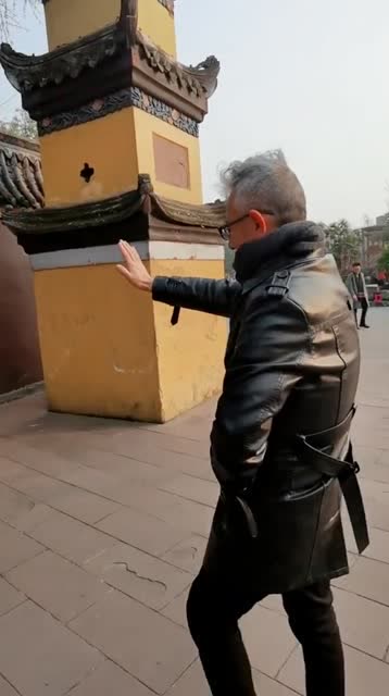 闭眼摸福字,摸到南墙上了