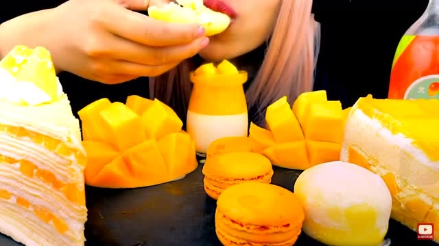 美女吃播,吃芒果口味各种甜品,看着太诱人了