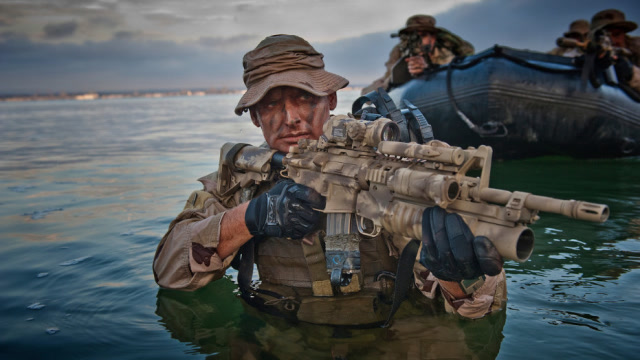 美国海豹突击队的选拔有多严苛绑住手脚扔在水里普通人撑不了1分钟