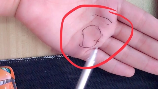 水星丘和太阳丘之间出现十字纹代表这类人会有意外发财的机会