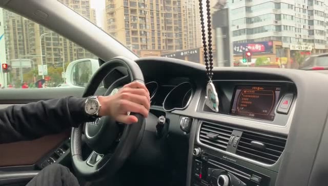 单手开车的男人,真的好帅