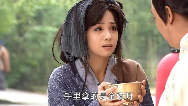 乞丐拿金碗乞讨,被路人辱骂没人同情,可怜之人必有可恨之处!