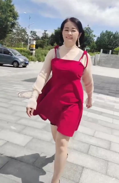 大姐身穿连衣裙,尽显美女魅力