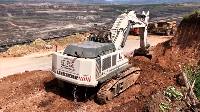 据我观察,利勃海尔挖掘机都是白色涂装