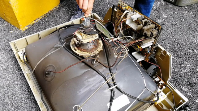 显像管电视机为什么值钱?今天小伙来个大拆解,到底有什么宝贝