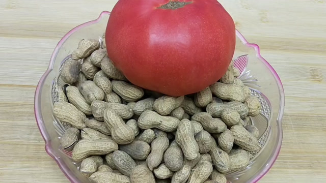 花生里加1个西红柿教你秘制小零食,2分钟一锅,个个空心大泡