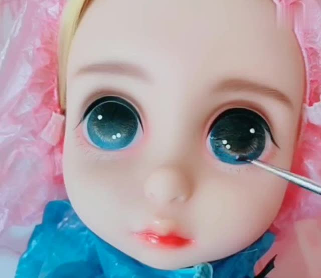 芭比娃娃是戴上美瞳了吗?天蓝色的眼珠好漂亮