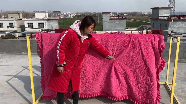 农村媳妇晒被子发现被子湿了一大片扭头就开始质问小伙