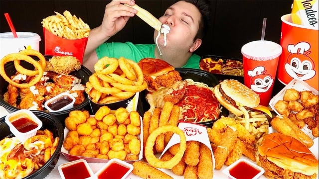 美国网红吃播面对满桌子的"洋快餐",吃了几口就罢吃,原因是为了这个!