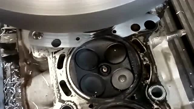 这缸盖变形太严重了老师傅看到后想修都修不了只能够慢慢打磨