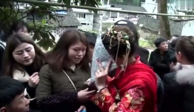 贵州农村一姑娘传统出嫁,这样的哭嫁场面,我头次见