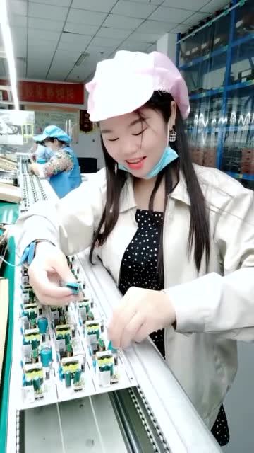 深圳电子厂,插件流水线的美女,干活偷懒还唱歌!