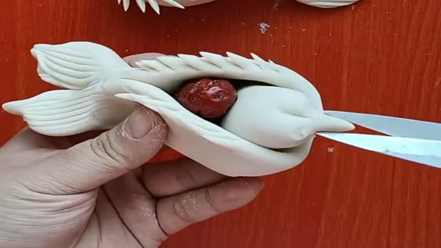 特色面食做法,阿姨用简单的手法,就能做出鸳鸯造型
