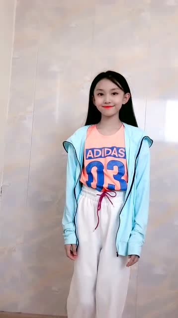 宋小睿跳最火扭胯舞身体摆动的那一刻真是迷人的小妖精