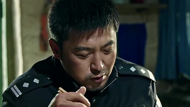 血狼犬:刘所长来蹭饭,蓝波冲他嗷嗷叫,原来他竟错拿狗盆当饭碗