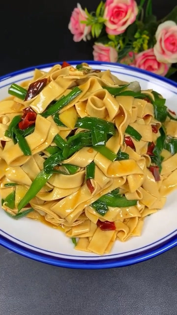 干豆腐皮切成条再加韮菜一起炒韭常好吃