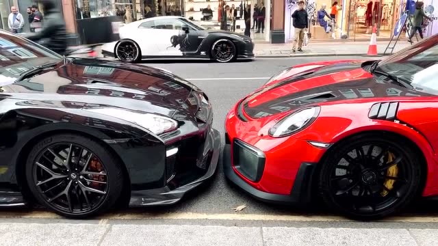 日产gtr偶遇保时捷911,这样停车是为什么,保时捷车主都蒙圈了!