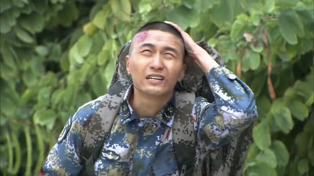 火蓝刀锋:巴郎重伤晕倒,怎料遇到救援队,拉着巴郎就走!