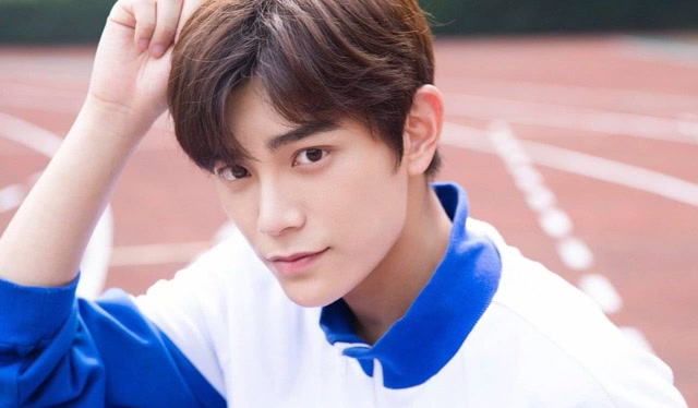 校服丁禹兮也超帅哦,爱了爱了!