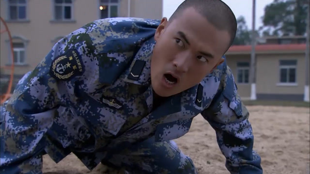 刺头兵比赛下死手,班长一招教他做人,跪地下起不来!