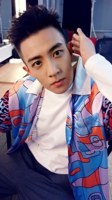 逮到了正在自拍的谷嘉诚"反差萌"属性暴露