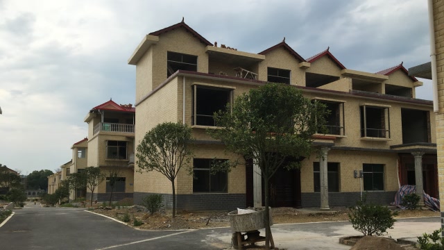 邻村正在建设的新农村,复式两层一户一院,大家觉得这房子怎么样