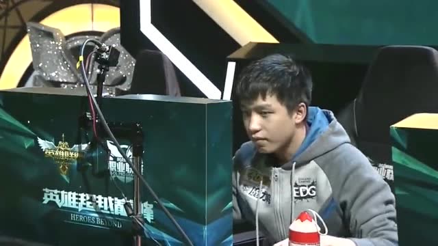 厂长前一秒还是笑嘻嘻的,怎么戴上耳机之后就变了,直接从明凯变成了