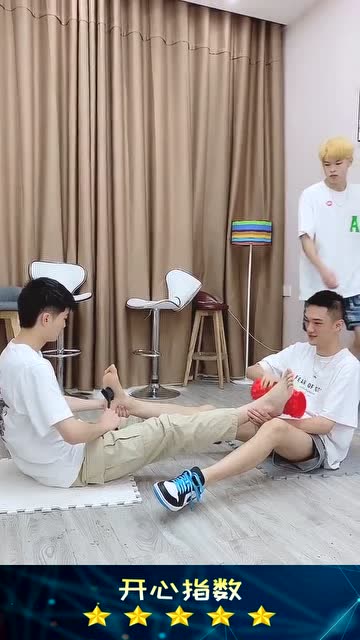 男人的快乐很简单游戏惩罚双人挠脚心快来一起游戏吧