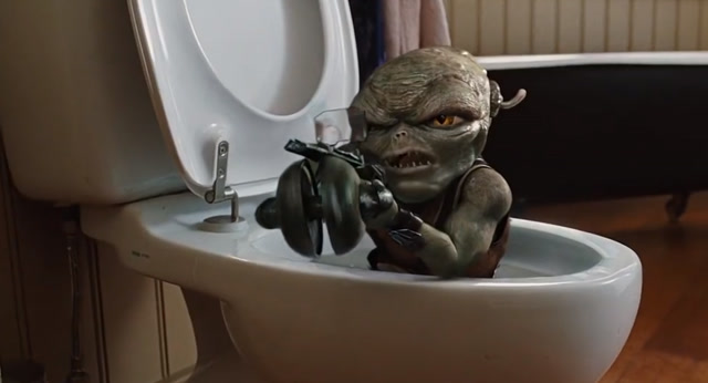 老太太正在洗假牙马桶里冒出个怪物准备对她下手